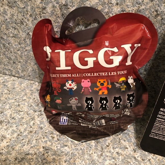 ROBLOX Social Medusa Influencer w/ Selfie Stick Action Fig Set + 2 Piggy figs!! - Picture 5 of 5